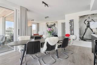Prachtig hoekappartement te koop in Waregem, gelegen in de Franklin Rooseveltlaan 41. Met een ruime bewoonbare oppervlakte van maar liefst 115m², twee royale slaapkamers en twee terrassen (ca. 20 m²), biedt dit appartement een unieke combinatie van comfort, licht en ligging. Het appartement bevindt zich op de 2de verdieping en op wandelafstand van de bakker, de slager en de supermarkt. <br /><br />Dit recent appartement wordt verkocht door de eerste bewoners en werd doorheen de jaren perfect onderhouden. Gelegen op een ideale locatie, op slechts 7 minuten wandelen van het centrum van Waregem en op 2 minuten rijden naar de op- en afrit van de E17. <br />Dankzij de hoekligging geniet je hier van een uitzonderlijke lichtinval doorheen het volledige appartement. ’s Avonds is het heerlijk ontspannen op het terras met zicht op de ondergaande zon.<br /><br />Indeling: <br />ruime leefruimte met toegang tot het terras, een hoogwaardige leefkeuken met AEG-toestellen (inductiekookplaat, oven, microgolf, vaatwas en frigo), 2 volwaardige slaapkamers (waarvan 1 met terras), badkamer met dubbele lavabo en inloopdouche, ruime berging/wasplaats en gastentoilet. <br /><br />Troeven:<br />-Verkoop onder registratierechten<br />-Energiezuinig (EPC A)<br />-Elektriciteit conform<br />-Lichtarmaturen en gordijnen inbegrepen<br />-Ondergrondse kelderberging inbegrepen<br /><br />Bovengrondse en ondergrondse autostaanplaats met laadpaal samen €40.000 excl. kosten.<br /><br />Ben je op zoek naar een kwalitatief appartement met 2 volwaardige slaapkamers, ruim terras op een topligging in Waregem? Contacteer Marie via 0469 66 49 11 of mail naar marie@immomargaux.be voor meer info of een bezoek ter plaatse.
