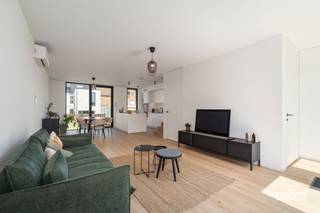 Op een rustige locatie in Herzele situeert zich deze instapklare, energiezuinige nieuwbouwwoning. <br /><br />Deze woning geniet van een logische indeling en heeft met haar E3 peil een laag verbruik. Bij het betreden van de woning komt u aan de inkom met apart gastentoilet. Aansluitend is er de lichtrijke woonkamer met volledig geëquipeerde keuken, voorzien van AEG toestellen. Handig is de aparte berging op het gelijkvloers. <br /><br />Op het verdiep zijn er 3 slaapkamers en een badkamer met inloopdouche en dubbele wastafel. Op het verdiep is er ook een aparte toilet voorzien.<br /><br />De woning is voorzien van een lucht-lucht-warmtepomp die zowel koelt als verwarmt, zonnepanelen, een lucht-water warmtepompboiler (200l), een regenwaterput van 7.500 liter, 3-dubbel zonwerend glas in alle ramen... Kortom heeft deze woning alles wat u nodig heeft. Interesse? Neem dan zeker contact op en plan uw bezoek in op het bezoekmoment! <br /><br /><ul><li>De vermelde prijs is excl. BTW. <br /><br />Grondaandeel: €83,761,00 excl. registratierechten<br /><br />Constructie: €265.239,00 excl. 21% BTW<br /><br /></li></ul>