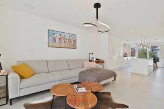 Ce joyau immobilier est le fleuron de notre offre actuelle. Dès votre arrivée à la résidence, son architecture moderne est un véritable régal pour les yeux. Son emplacement n'est pas en reste : la résidence se trouve à proximité de la rue commerçante et piétonne, tout en étant à l'écart de l'agitation et à deux pas de la mer et de la plage de sable. À l'intérieur de l'appartement, vous découvrirez le hall d'entrée avec des toilettes séparées ; la belle salle de bains est équipée d'un double lavabo et d'une douche à l'italienne. Le salon ouvert et très spacieux est équipé d’un chauffage au sol et d’une cheminée à gaz très chaleureuse ; une grande terrasse avec vue latérale sur la mer ; une chambre à coucher spacieuse à l’avant avec des placards intégrés ; ainsi qu’une autre chambre à coucher spacieuse à l’arrière ; une cuisine design entièrement aménagée avec une petite terrasse. Indice PEB 20. Cave incluse.<br />Le bien est proposé avec un mobilier haut de gamme.<br />