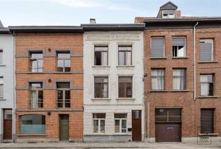 <p>Op een <strong>zeer goede locatie</strong> in Antwerpen bevindt zich deze ruime woning die momenteel is ingedeeld in vier afzonderlijke studio's. Dankzij de centrale ligging en huidige indeling biedt dit pand tal van mogelijkheden voor zowel investeerders als wie op zoek is naar een ruime woning.</p><p><strong>Indeling gelijkvloers:</strong> via de inkomhal heeft u toegang tot de gemeenschappelijke gang en de <strong>recent gerenoveerde studio</strong> op het gelijkvloers. De studio omvat een leefruimte met open keuken die is uitgerust met een keramische kookplaat, dampkap, oven en enkele lavabo. Verder is er één slaapkamer en een achtergelegen badkamer die is uitgerust met een douche, enkel wasmeubel, toilet en aansluiting voor een wasmachine. Via de badkamer krijgt u nog toegang tot een kleine buitenkoer.<br /><strong>Studio V1:</strong> u betreedt de studio via de leefruimte met keuken, welke is uitgerust met een elektrisch kookvuur, dampkap, koelkast en lavabo. Vanuit de leefruimte krijgt u toegang tot de slaapkamer, die verder doorgang geeft tot de badkamer. Deze is uitgerust met een douche, enkel wasmeubel, toilet en aansluiting voor een wasmachine. <br /><strong>Studio V2:</strong> deze studio beschikt over een ruime leef- en slaapruimte met keuken, welke is uitgerust met een elektrisch kookvuur, dampkap, oven en lavabo. Verder beschikt de studio nog over een aparte badkamer met douche, enkel wasmeubel en toilet.<br /><strong>Studio V3:</strong> deze studio beschikt over een ruime leef- en slaapruimte met keuken, welke is uitgerust met een elektrisch kookvuur, dampkap en lavabo. Verder beschikt de studio nog over een aparte badkamer met douche, enkel wasmeubel, toilet en aansluiting voor een wasmachine.</p><p>Troeven van dit pand<br />- Topligging nabij Park Spoor Noord<br />- Ingericht als 4 studio's met een <strong>huuropbrengst van +/- € 2.250 / maand</strong>!<br />- 4 aparte elektriciteitsmeters<br />- Recent vernieuwd dak</p><p>EXTRA: <br />- EPC F: 843 kwh/m² jaar (opgesteld voor de renovatiewerken, waaronder het dak)<br />- P-score D, G-score D<br />- Stedenbouwkundige informatie in aanvraag<br />- Maatregelenregister in aanvraag</p><p>Voor meer info ga naar www.coenenvastgoed.be of bel 03/375.82.92</p>