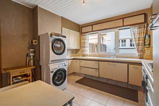 <p>Deze charmante woning is gelegen op een ruim perceel van maar liefst 2.555 m² en geniet van een uitzonderlijke ligging met directe aansluiting aan het achterliggende bos. <br /><br />Bij het betreden van de woning bevindt zich aan de linkerzijde de inkomhal die toegang verleent tot de woonkamer en eethoek. Aan de rechterzijde is er een tweede inkom die leidt naar de keuken, woonkamer en de kelder. Achteraan de woning bevindt zich een slaapkamer, multifunctionele ruimte met een aansluitende badkamer, die tal van mogelijkheden biedt. Op de eerste verdieping zijn er twee slaapkamers, waaronder de masterbedroom met eigen badkamer en een aparte bergruimte.<br /><br />In de ruime, achtergelegen tuin bevinden zich bovendien een bijgebouw en een garage, wat het geheel extra functioneel maakt.<br /><br /><span>Extra info: oppervlakte perceel 2.555 m² I </span><span>EPC 822 kWh/ (m² jaar) label F I infoplicht: Vg, Wg/Ng, Gvv, Gvkr, Gmo I watertoets: P-score: A I </span><span>G-score: A.</span><br /><br /><span>Renovatieverplichting residentiële gebouwen van toepassing (label F). Meer info: https://www.vlaanderen.be/een-woning-kopen/renovatieverplichting-voor-residentiele-gebouwen.</span></p>