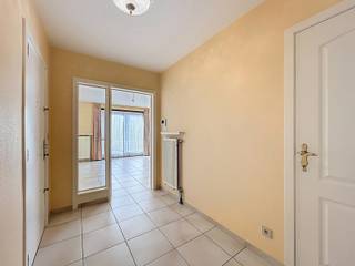 Lichtrijk hoekappartement op een interessante locatie, bestaande uit een inkomhal met gastentoilet, ruime en lichtrijke leefruimte met eet-...