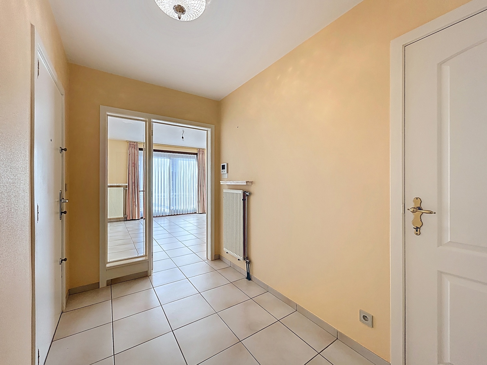 Ruim appartement met 3 slaapkamers, terras en garage - foto 3