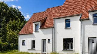 sale at QUESTIONABLE PRICE Sale for Professional E-Peil: MAX E20 Mobiscore: 8/10 Welcome to this beautiful newly built home located in Jan Breidelstraat in the heart of Oostkamp! With a generous living area of 180m² and a spacious plot of 486m², this property offers excellent living space for you and your family. The property is part of a small-scale new construction project with 3 rural homes. The homes are located in Jan Breidelstraat a quiet cul-de-sac close to the E40 slip road and within walking distance of the centre of Oostkamp. All amenities are nearby (bakery, butcher, Delhaize, Brico, doctor, etc.). The homes have a rural look and enjoy contemporary comfort. The houses are built with high-quality materials and special attention is paid to current energy standards. The houses will be equipped with the latest techniques such as a heat pump, underfloor heating, solar panels and a C+ ventilation system. The layout of this home is as follows: Spacious entrance hall with space for a wardrobe and the stairs to the first floor, a separate guest toilet, roomy bright living space with open kitchen, adjacent to the kitchen there is a spacious storage room (provision washing machine connection). On the first floor are the 3 bedrooms, the spacious bathroom with shower, bath and double washbasin and a separate toilet in the night hall. Finally, there is a fixed staircase from the first floor to the attic floor of 26m2 which still offers a lot of extension possibilities. Construction of the front garden, the path to the front door and the driveway are provided.