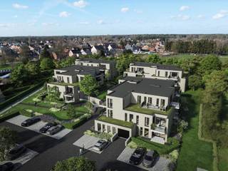Werken in ’t Bloemenhof? Da’s Ravels!<br /><br />Welkom in handelspand D0.5. Een open lay-out van 70m² met terras van 8m².<br /><br />Bloemenhof is een project om trots op te zijn. Echt. Geen volgebouwd perceel aan de welgekende hoofdbaan, maar 4 kleinere residenties in een parktuin. Dus deze keer doen we het anders. Eindelijk.<br /><br />En daar pak jij als handelaar ook graag mee uit, toch?<br /><br />1. Je investeert in je zaak, maar doet je omgeving dat ook? Niets zo vervelend als een nette zaak opbouwen, wanneer de buren of naastliggende gebouwen niet de uitstraling hebben waar jij als business voor wil staan. Bloemenhof staat voor klasse en rust. De nette buren krijg je er dus gratis bij.<br /><br />2. De handelspanden worden casco opgeleverd. Je kan deze dus volledig afwerken naar eigen smaak en behoeften.<br /><br />3. De gebouwen worden extreem energiezuinig afgewerkt (E-peil 20), en voorzien van een collectieve warmtepomp, zonnepanelen, vloerkoeling, voorziening ventilatie, etc. Goed voor de natuur én je portemonnee. En een fijne bonus: je betaalt 5 jaar lang géén onroerende voorheffing.<br /><br />4. PARKING! PARKING! PARKING! We kunnen het niet vaak genoeg herhalen, want gebrek aan parkeergelegenheid is één van de grootste frustraties bij handelspanden. Bloemenhof voorziet maar liefst 65 (!) parkeerplaatsen voor de deur. Een aantal kan je zelf aanschaffen, maar sowieso komen er 50 publieke plaatsen, incl. mindervalide parkeerplaatsen.<br /><br />5. Je kan kopen op de groei. Er zijn in totaal 6 handelspanden, gaande van 70 tot 100m². Graag nog wat groter? No worries, we bekijken graag voor jou de mogelijkheden. 2 handelsruimtes koppelen, of combineren met een naastgelegen appartement ter omvorming naar een kantoor? U vraagt, wij draaien!<br /><br />6. And last but not least: een lokale makelaar. We kennen de buurt en de mogelijkheden. En we kennen jou. Graag wat info over het lokale gat in de markt? Laat maar komen! Benieuwd naar een lening of verzekering? U vraagt, wij draaien. Je hebt een lokaal aanspreekpunt, nu en in de toekomst.<br /><br />Getriggerd? Spring eens binnen op kantoor! We zitten létterlijk 100m van jouw toekomstige zaak, dus we wandelen graag even met je naar de werf.<br /><br />Ondergrondse parkeergarage verplicht aan te kopen. Bijkomende (bovengrondse) parkeerplaatsen en berging zijn optioneel.