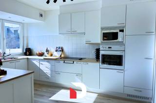 Dit vernieuwde appartement op de tweede verdieping biedt een aangename en lichtrijke woonomgeving op een rustige ligging aan de rand van Brugge. De ruime leefruimte geniet van veel natuurlijk licht en sluit aan op de open, volledig ingerichte keuken, wat zorgt voor een modern en open woongevoel. Het appartement beschikt over twee volwaardige slaapkamers en een stijlvolle badkamer met inloopdouche en lavabomeubel. Daarnaast is er een praktische berging met ingemaakte kasten en een apart toilet. Het appartement is voorzien van gordijnen en verlichtingsarmaturen.<br /><br />Achteraan het gebouw bevindt zich een garagebox bij te huren aan € 80/maand, wat een grote meerwaarde biedt. Dankzij de gunstige ligging bevinden bushalte, het station en diverse winkels zich in de onmiddellijke nabijheid. Bovendien is het centrum van Brugge vlot bereikbaar te voet of met de fiets, wat dit appartement ideaal maakt voor wie comfortabel en centraal wil wonen.<br /><br />EPC: 158 kWh/m². Gemeenschappelijke kosten provisie: € 60/maand.<br /><br />Er is geen lift aanwezig in het gebouw.<br /><br />Plan uw bezoek eenvoudig online: www.delbecque.immo.