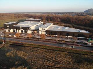 <strong>Nieuwbouwproject te Genk - BEDRIJVENPARK KOMPELLAAN</strong><br /><br />Bedrijvenpark Kompellaan: 21 moderne KMO-units langsheen de Kompellaan in Genk. Dit complex biedt kleine en middelgrote ondernemingen de perfecte plek om te starten, groeien en te innoveren. De unit 9 heeft een totaaloppervlakte van 194m² en beschikt over parkeerplaatsen. De unit wordt casco opgeleverd. Oplevering voorzien uiterlijk 31/12/2025.<br /><br /><strong>KMO-Unit 9</strong><br />- oppervlakte: 149m² gelijkvloers &amp; 45m² mezzanine<br />- staalstructuur met geïsoleerde wanden en dak<br />- sectionaalpoort 4mbr x 4,2mh<br />- privatieve parkeerplaatsen<br /><br />Voor meer info 011/39 90 50 of info@jansenrealestate.be