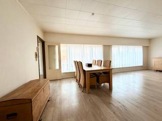 APPARTEMENT AVEC TERRASSE ORIENTÉE PLEIN SUD
Situé au deuxième et dernier étage d’un petit immeuble de seulement deux appartements, ce bel appartement lumineux de 90 m² offre un hall d’entrée, un spacieux séjour, une cuisine entièrement équipée, deux grandes chambres, une salle de bains et un WC séparé.
À l’arrière, vous profitez d’une agréable terrasse de 14 m² orientée plein sud avec un espace de rangement.
Construction solide avec planchers en béton, offrant calme et intimité grâce à une copropriété très limitée.
Un bien idéal pour ceux qui recherchent espace, luminosité et tranquillité