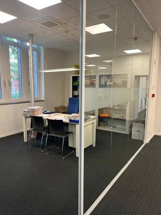 Unieke kans in Etterbeek! Te huur: 855 m² volledig ingerichte kantoren op de 1e verdieping van Louis Schmidtlaan 3/Bus 1. De ruimte omvat open...