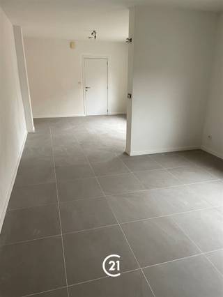 appartement au 1er étage dans un petit immeuble près du centre de Ninove. Entièrement rénové. douche à l'italienne, cuisine ouverte équipée, grande chambre, maximum pour 2 personnes. pas de frais communs ; 3 mois de caution. (peut être via ocmw)