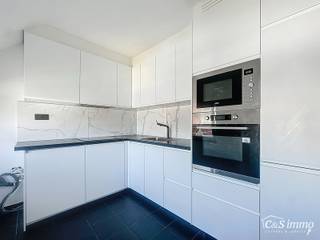 Triplexwoning op de tweede verdieping van een kleinschalig en rustig gebouw in het hart van Deurne. Dankzij de lage gemeenschappelijke kosten...