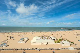 Dit instapklaar tweeslaapkamer appartement te koop is gelegen op de zesde verdieping van Residentie San Marino langs de prestigieuze Albert I-Promenade te Oostende. Vanuit de living geniet u van het prachtig zeezicht en dankzij de centrale ligging bevindt u zich vlakbij tal van voorzieningen, het openbaar vervoer, handelszaken,...<br /><br />Indeling: <br />- inkomhall <br />- living met prachtig uitzicht op zee en strand <br />- keuken uitgerust met een spoeltafel, gasfornuis, frigo en oven <br />- badkamer voorzien van een dubbel lavabomeubel, douche en aansluiting voor wasmachine<br />- slaapkamer 1 (12m²) voorzien van ingemaakte kasten <br />- slaapkamer 2 (10m²) voorzien van ingemaakte kasten<br />- zonneterras gelegen aan de achterzijde (5m²)<br />- afzonderlijk toilet<br /><br />Pluspunten:<br />- toplocatie <br />- instapklaar<br />- fantastisch uitzicht <br />- privatieve kelder <br /><br />Bent u op zoek naar een appartement met zeezicht te Oostende? Contacteer ons dan snel voor een bezoek ter plaatse!<br /><br />Bestuursmaatregelen in het maatregelenregister: nee
