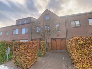 Charmante, volledig gemeubelde studio in het hart van Heverlee! <br /><br />De studio verwelkomt je in een lichtrijke leefruimte, ingericht met een eettafel en een praktisch zetelbed. De ingebouwde kleerkast biedt slimme opbergruimte.<br /><br />Aansluitend bevindt zich de uitgeruste keuken, uitgerust met een dubbele kookplaat, stoomoven, vaatwasser en lavabo. <br />De studio beschikt bovendien over een aparte badkamer met een vernieuwde douche, toilet en lavabo.<br /><br />Tot slot is de ligging een echte troef: nabij winkels, openbaar vervoer, scholen en tal van andere voorzieningen, waardoor je alles binnen handbereik hebt.<br /><br />Huurprijs: 700 EUR/maand + 30 EUR forfaitaire kost voor de gemeenschappelijke kosten, brandverzekering, verbruik van internet en koud water. Het verbruik van elektriciteit is individueel. <br />Beschikbaarheid: onmiddellijk?<br /><br />Interesse? Plan snel je bezoek in via onze website www.living-stone.be.