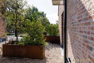 <p>In het charmante Mariekerke, Bornem, vind je deze moderne halfopen bebouwing op een unieke, rustige locatie. De woning straalt een warme mix uit van landelijke charme en hedendaags comfort en is perfect voor wie op zoek is naar rust, ruimte en luxe. Binnenin zijn er drie ruime slaapkamers, een aparte dressing en een moderne badkamer. De open, volledig uitgeruste keuken met eiland sluit naadloos aan op de leefruimte en biedt een mooi zicht op de eetplaats, het salon en de tuin. Grote raampartijen zorgen voor veel natuurlijk licht en versterken het gevoel van ruimte. Aansluitend ligt een ruim terras met prachtig uitzicht op de achterliggende velden – een ideale plek om in alle rust te genieten van de groene omgeving. De woning is centraal gelegen in de driehoek Antwerpen–Brussel–Gent, wat zorgt voor een vlotte bereikbaarheid en maakt dit een uitstekende uitvalsbasis. Ook op vlak van energie scoort de woning bijzonder goed: dankzij de geïnstalleerde zonnepanelen geniet je van een lage energiefactuur en een gunstig EPC-label A. Ideaal voor wie waarde hecht aan comfort én duurzaamheid. Deze woning combineert een idyllische ligging nabij de Schelde met alle voorzieningen van Bornem binnen handbereik. Op zoek naar een instapklare, energiezuinige woning in een landelijke en toch centrale omgeving? Bel 03/283.84.84 voor een bezichtiging en ontdek zelf het unieke karakter van dit pand.</p>