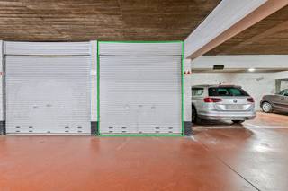 <strong>Deze ondergrondse staanplaats op -1 bevindt zich in een afgesloten garagecomplex onder een bestaand appartementsgebouw.</strong><br /><br />De staanplaats is vlot bereikbaar en toegankelijk via een automatische garagepoort gelegen in de <strong>Joe Englishstraat.</strong><br /><br /><strong>Afmetingen:</strong><br />Breedte: ca. 2m46cm;<br />Diepte: ca. 6m.<br /><br /><strong>Ligging:</strong><br />Goed gelegen met een <strong>ideale verbinding</strong> naar verschillende invalswegen.