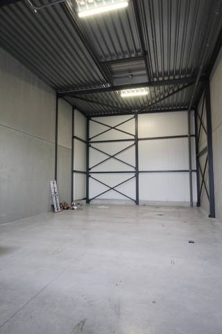 <strong>Nieuwbouw loods van 113,52 m² te huur langs de Schaapbruggestraat te Roeselare.</strong><br />Opgebouwd uit staalstructuur met beton onder element en sandwichpanelen + steeldeck
<ul>
	<li><strong>Sectionale poort met deur en glassectie </strong></li>
	<li><strong>Vrije hoogte van 6m </strong></li>
	<li><strong>Toegangssysteem met smartphone</strong></li>
	<li><strong>Drijfkracht 400V+N</strong></li>
	<li><strong>Ledverlichting </strong></li>
	<li><strong>Brandklasse C</strong></li>
	<li><strong>1 Parkeerplaats inbegrepen</strong></li>
</ul>
Huurprijs is € 539,30 / per maand (Ex. btw).<br />Prijs is inclusief alle bijkomende kosten (ORV en gemeenschappelijke kosten) <br /><br /><strong>Onmiddellijk beschikbaar.</strong><br />Neem vrijblijvend contact op voor meer informatie. 