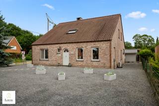 <strong>Prachtige instapklare villa met volledige onderkeldering op rustige en strategische ligging</strong><br /><br />Bent u op zoek naar een stijlvolle villa waar comfort, ruimte en kwaliteit perfect samenkomen? Dan zal deze uitzonderlijk goed onderhouden woning u meteen weten te charmeren.<br /><br />Deze instapklare villa is gelegen op een rustige, maar strategische locatie en biedt alle hedendaagse comfort gecombineerd met een uitstekende afwerking en tal van extra troeven.<br />Bij het betreden van de woning komt u terecht in een verzorgde inkomhal die toegang geeft tot de ruime en lichtrijke leefruimte met gezellige zithoek. Aansluitend bevindt zich de volledig vernieuwde keuken, perfect uitgerust voor dagelijks comfort en gezellige familiemomenten.<br />Verder beschikt het gelijkvloers over een praktische berging, een apart gastentoilet, een stijlvolle badkamer én een volwaardige slaapkamer. Dankzij deze indeling is gelijkvloers wonen perfect mogelijk.<br /><br />Op de verdieping bevinden zich nog twee ruime slaapkamers met de mogelijkheid om eenvoudig een vierde slaapkamer te creëren, ideaal voor grotere gezinnen, een hobbyruimte of thuiskantoor.<br /><br />De woning is volledig onderkelderd en beschikt over een inpandige garage met sectionale poort, wat zorgt voor extra opslagruimte, werkmogelijkheden en optimaal gebruiksgemak.<br />Ook op technisch vlak scoort deze villa uitstekend:<br />
<ul>
<li>Airconditioning op het gelijkvloers</li>
<li>Warmtepomp voor warm water</li>
<li>Zonnepanelen</li>
<li>Alarmsysteem</li>
<li>Ingebouwde maatkasten</li>
</ul>
<br />Buiten geniet u van een volledig afgesloten tuin met automatische toegangspoort, wat privacy en veiligheid garandeert. Daarnaast is er een ruime carport voorzien die plaats biedt voor maar liefst twee mobilhomes — een absolute meerwaarde voor liefhebbers van reizen en outdoor leven.<br /><br />Troeven van deze woning:
<ul>
<li>Instapklare villa</li>
<li>Volledig onderkelderd</li>
<li>Nieuwe keuken</li>
<li>3 à 4 slaapkamers</li>
<li>Airco en warmtepomp</li>
<li>Zonnepanelen</li>
<li>Alarminstallatie</li>
<li>Ingebouwde maatkasten</li>
<li>Volledig afgesloten perceel met automatische poort</li>
<li>Inpandige garage met sectionale poort</li>
<li>Carport voor 2 mobilhomes</li>
<li>Rustige én strategische ligging</li>
<li>Uitzonderlijk goed onderhouden</li>
</ul>
<br />Kortom, deze villa biedt een unieke combinatie van comfort, ruimte, energiezuinigheid en kwaliteit op een toplocatie. Een ideale woning voor wie zorgeloos wil genieten van stijlvol wonen.<br />Contacteer ons vandaag nog voor een bezoek en laat u verrassen door de charme en mogelijkheden van deze prachtige eigendom. info@lotemvastgoed.be ook uw woning verkopen? neem vrijblijvend contact op.<br /><br />