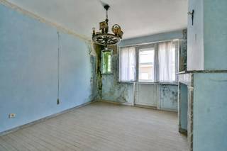 Welkom in de Torhoutsestraat 8 in Ruddervoorde, een woning met heel wat potentieel op een centrale ligging. Op wandelafstand vindt u supermarkten, bakkers, slagers, scholen, openbaar vervoer en tal van andere voorzieningen.<br /><br />De woning werd reeds volledig gestript en is klaar om naar eigen smaak en wensen afgewerkt te worden. Bovendien werd er al een volledig nieuw dak geplaatst, geïsoleerd volgens de huidige normen, wat een belangrijke investering vertegenwoordigt.<br /><br />Momenteel beschikt het gelijkvloers over een voorplaats en een leefruimte. Volgens de reeds uitgewerkte plannen kan de leefruimte worden uitgebreid naar een achterliggende aanbouw, waar de keuken is voorzien. Op de eerste verdieping bevinden zich momenteel twee slaapkamers en een vaste trap naar de zolderverdieping.<br /><br />Er werd reeds een architecturaal ontwerp opgemaakt met een praktische indeling bestaande uit twee slaapkamers en een badkamer op de eerste verdieping, aangevuld met een ruime derde slaapkamer op de zolderverdieping.<br /><br />Een absolute troef van deze eigendom is de diepe, zonnige tuin waar u de hele dag van de zon kunt genieten. Achteraan is er bovendien een uitweg via de Hofstraat, ideaal voor het creëren van een garage of een private parkeerplaats.<br /><br />De vermelde prijs is een richtprijs; elk bod wordt voorgelegd aan de eigenaar, die het recht heeft dit te aanvaarden of te weigeren.<br /><br />Neem voorsprong met een vrijblijvende schatting via:<br />www.residentievastgoed.be/gratisonlineschatten