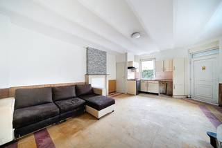 Contact We Invest : 071 15 87 87<br />e-mail : charleroi@weinvest.be<br /><br />We Invest Charleroi & En Fagne vous présente cette maison 2 façades située à Montignies-sur-Sambre, rue Fond Pitot 8.<br /><br />Le bien offre une superficie de ±60 m² et se compose, au rez-de-chaussée, d’une grande pièce de vie regroupant le salon et la cuisine, ainsi que d’une toilette. À l’étage, vous trouverez deux chambres et une salle de bain. Il y a également un grenier aménageable au dernier étage.<br />La maison dispose également d’un jardin indépendant de l’habitation. PEB F – Électricité non conforme.