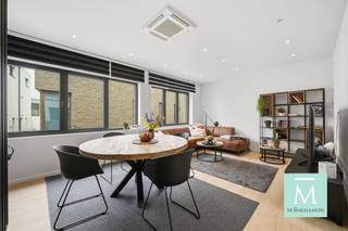 <p><span>Volledig gerenoveerde woning met inpandige garage met toplocatie in Mechelen</span></p><p><span>Ben u op zoek naar een instapklare woning in het centrum van Mechelen? Dan is deze parel zeker wat u zoekt!</span></p><p><span>Deze woning is recentelijk volledig gerenoveerd en is gelegen pal in het centrum van Mechelen.</span></p><p><span>U komt binnen in de inkomhal met apart gastentoilet, van hieruit bereikt u de woonkamer die, omwille van de grote raampartijen, geniet van zeer veel lichtinval. De keuken is volledig uitgerust, zodat u een heerlijke maaltijd kan bereiden!</span></p><p><span>Met deze woning beschikt u over 2 ruime slaapkamers, een badkamer (met inloopdouche, lavabomeubel en toilet) en nog een in te richten kamer (kan dienst doen als slaapkamer, hobbyruimte, vrij beroep,...). U beschikt ook over een gezellig stadstuintje, zodat u rustige buiten kan genieten na een lange (werk)dag.</span></p><p><span>Het grote pluspunt van deze woning is dat u beschikt over een zeer ruime garage, zodat u zeker nooit parkeerproblemen zal ondervinden.</span></p><p><span>Deze prachtige woning is gelegen op wandelafstand van werkelijk alles (scholen, winkels, openbaar vervoer,...) en u beschikt over een vlotte verbinding naar Antwerpen, Brussel en Leuven.</span></p><p><span>Interesse? Aarzel niet te lang om ons te contacteren voor meer informatie of een bezoek! (info@demakelaardij.be of 015/20.20.82)</span></p>