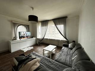 Te renoveren appartement op gelijkvloerse verdieping op centrale en rustige ligging in Deurne.Indeling:Inkomhal: +/- 5 m², linoleum.Living: +/- 25...