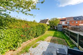 <p>Charmante halfopen woning in Dendermonde met ruime tuin en vlotte bereikbaarheid.</p>

<p>Deze halfopen bebouwing is gelegen in een aangename woonkern in Dendermonde, vlakbij scholen, openbaar vervoer, het treinstation en belangrijke invalswegen. De woning combineert een praktische ligging met comfortabele leefruimtes en een gezellige tuin. De recente ruime keuken vormt samen met de vernieuwde badkamer een grote meerwaarde voor wie op zoek is naar een instapklare woning. Dankzij de ruime kamers geniet u hier van veel wooncomfort voor het hele gezin. Extra handig zijn de parkeermogelijkheden voor de deur en de groene omgeving in de buurt.</p>

<p>Belangrijkste ruimtes:<br />• Inkomhal met toegang tot de leefruimtes.<br />• Ruime woonkamer (25 m²) met aangename lichtinval.<br />• Recente volledig ingebouwde keuken (20 m²) met inductiekookplaat, oven, combi-oven, vaatwasser, ontbijthoek en ingemaakte kasten.<br />• Praktische bergingen voor extra stockage.<br />• Badkamer (4 m²) met dubbele lavabo, inloopdouche en toilet.<br />• Slaapkamer (12 m²).<br />• Ruime slaapkamer (25 m²).<br />• Slaapkamer (15 m²).<br />• Gezellige tuin (210 m²) met voldoende buitenruimte om te ontspannen.</p>

<p>Troeven:<br />• Goede ligging nabij winkels, scholen, openbaar vervoer en invalswegen.<br />• Recente ruime keuken en vernieuwde badkamer.<br />• Gezellige tuin en parkeermogelijkheden voor de deur.</p>

<p>Neem vandaag nog contact op met je ERA-makelaar voor een bezoek. JOUW DROOMHUIS. ZO GEVONDEN!</p>