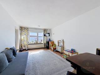Dit appartement ligt op het tweede verdiep in een klein en rustig gebouw. Er zijn twee slaapkamers, ruime woonkamer en keuken. De badkamer beschikt over een douche en bij de grootste slaapkamer is er ook een terrasje. Het gebouw heeft maar drie appartementen, er is geen lift aanwezig. De verwarming is met mazout, er wordt maandelijks €55 voorschot gevraagd voor mazout en €45 voor het water gebruik. Er wordt jaarlijks een afrekening gemaakt.