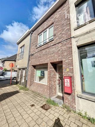 <p><span>Sint-Niklaas, Knaptandstraat 94 bus 1. </span></p><p><span>Espace de bureau ou de vente à louer au rez-de-chaussée, situé au centre, avec kitchenette et toilettes. Convient pour des activités commerciales à petite échelle. Surface totale : 25m², Chauffage : électrique. Libre : 01/02/2026.</span></p>