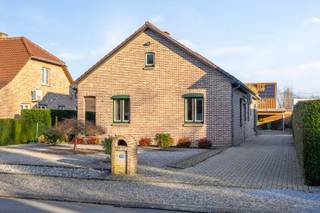 INVESTERING! Vrijstaande, gezellige, woning met 2 slaapkamers. De woning is voorzien om volledige gelijkvloers te wonen, en er is een mogelijkheid...