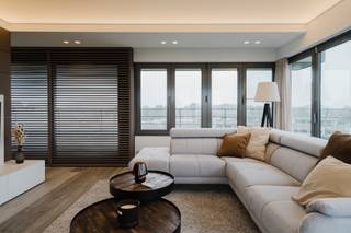 [[ DIT PAND NEEMT DEEL AAN DE ERA OPEN HUIZEN DAG OP 19/9 VAN 9:30 TOT 10:30  ]]
<p><strong>TE KOOP: Exclusief villa-appartement met zonneterras en panoramisch uitzicht in residentie De Banmolens in Harelbeke</strong></p>

<p>Dit uitzonderlijk ruime en lichtrijke appartement van maar liefst <strong>188 m² woonoppervlakte</strong> bevindt zich op de twee bovenste verdiepingen van de karaktervolle residentie De Banmolens. Het appartement geniet van veel natuurlijk licht, een prachtig uitzicht en <strong>volledige privacy</strong>.</p>

<p><strong>6de verdieping</strong><br />Via de inkomhal met gastentoilet komt u in de lichtrijke leefruimte met volledig ingerichte open keuken. Het aangename zonneterras (zonder inkijk) vormt een heerlijke plek om in alle rust te genieten van het unieke uitzicht.</p>

<p><strong>5de verdieping</strong><br />Hier bevinden zich een praktische bergruimte, een ruime master bedroom met ingemaakte kasten en ensuite badkamer met dubbel lavabomeubel, ligbad en dubbele douche. Daarnaast is er een tweede slaapkamer met ensuite douchekamer en een aparte ruimte die perfect kan dienen als bureau.</p>

<p><strong>Troeven</strong></p>

<ul><li>188 m² woonoppervlakte</li><li>Instapklaar en modern ingericht</li><li>Ruim zonneterras met uniek uitzicht</li><li>Geen inkijk en maximale privacy</li><li>Rustige ligging met vlotte verbinding naar Harelbeke, Kortrijk en Waregem</li><li>Mogelijkheid tot aankoop van garage en/of staanplaats</li></ul>

<p>Een uniek appartement voor wie ruimte, comfort, rust en privacy wil combineren met een karaktervolle woonomgeving.</p>
Neem vandaag nog contact op met Jérôme - 0472.61.10.10 voor meer informatie of een bezoek.<br /><br />JOUW DROOMAPPARTEMENT. ZO GEVONDEN!<br />