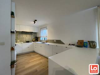Ruim &amp; gezellig appartement in het hartje van Lochristi, dicht bij openbaar vervoer, winkels en scholen. Het appartementsgebouw is voorzien van een lift.<br />Het appartement is volledig geschilderd en voorzien van verlichting en gelegen op de eerste verdieping van residentie Amélie. Het appartement omvat een ruime inkomhal met ingemaakte kasten met afzonderlijk toilet en een afzonderlijke berging/wasruimte, een heel grote en lichtrijke leefruimte met ingemaakte kasten en een open ruime ingerichte keuken voorzien van veel opbergmogelijkheden. Verder zijn er twee slaapkamers met ingemaakte kasten en een badkamer met dubbel was meubel, ligbad en douche. Aan de slaapkamers grenst een aangenaam en zonnig zuid gericht terras met open zicht.<br />Totale oppervlakte van het appartement is ca. 120m² .<br />Het appartement is voorzien van alle comfort en wordt centraal verwarmd met aardgas. Het buitenschrijnwerk bestaat uit aluminium en heeft hoog rendement beglazing. Beschikbaar vanaf 15/06/2026<br />EPC : 105 kHw/(m²jaar)<br />Huurprijs: 1240,00€ + 45,00€ alg kosten= 1285,00€/maand<br />Mogelijkheid om garage bij te huren aan 110,00€/maand<br />Interesse in dit mooi, ruim appartement? Stuur een mail met uw naam en telefoonnummer: info@loimmo.be<br />Wij nemen met jou contact op, geen telefonische afspraken!