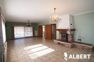 Charmante gelijkvloerswoning op ruim perceel van 920m²- geen renovatieverplichting!<br />Deze gelijkvloerswoning uit 1990 combineert ruimte, licht en comfort op één niveau. Met een bewoonbare oppervlakte van 214m²(bron EPC) en een zuidwest gerichte tuin, geniet je hier elke dag van rust en privacy. <br />Bovendien is er geen renovatieverplichting, wat deze woning extra interessant maakt voor wie meteen wil intrekken of op eigen tempo wil moderniseren.<br />Troeven van dit huis:<br />-3 volwaardige slaapkamers<br />-Lichtrijke , ruime keuken<br />-Gezellige woonkamer met open haard<br />-Aangenaam terras voor lange zomeravonden<br />-Zuidwest gerichte tuin<br />-Bouwjaar 1990 en Asbestveilig<br />-Geen renovatieverplichting<br />-Inpandige garage en veel berging<br /><br /><br />Interesse? Schrijf je in op ons bezoekmoment op 4 april 2026 tussen 13u en 16u op onze website www.albert.immo<br /><br />Bij Albert kom je thuis!
