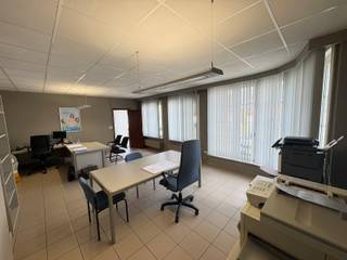 ZEER COMMERCIEEL GELEGEN WONING MET 2 HUISNUMMERS EN APARTE INGANGEN, EEN RUIMTE VOOR KANTOOR/VRIJ BEROEP 35M², 3 SLAAPKAMERS, DUBBEL GLAS EN CENTRALE VERWARMING, MIDDEN IN HET CENTRUM VAN HEERS AAN HET DRUKSTE KRUISPUNT, OP 3A 97CA