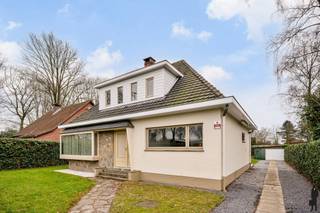 <strong>Charmante woning</strong> met 5<strong> slaapkamers </strong>in <strong>gegeerde buurt te Heikantvenstraat op zuidgericht perceel</strong><br />Deze vrijstaande woning is gelegen in de <strong>zeer gegeerde en </strong>een rustige en groene woonomgeving, vlak bij scholen, winkels en openbaar vervoer. <strong>Een topligging voor wie privacy, natuur en wooncomfort wil combineren.</strong><br /><br />Indeling<br /><strong><br />Gelijkvloers</strong><br />-Inkomhal met trap<br />-Lichtrijke leefruimte met parketvloer en open haard<br />-Aparte, ruime keuken/wasplaats met zicht op de tuin<br />-Ruime slaapkamer/kantoor <br />-Badkamer met ligbad, toilet en wastafel<br />-Kelder<br /><strong><br />Verdieping</strong><br />-Nachthal<br />-Apart toilet<br />-4 slaapkamers<br /><strong><br />Buitenruimte</strong><br />-Ruime, zonnige, zuidgerichte tuin met veel privacy<br />-Oprit naast de woning (voldoende parking)<br />-Garage achteraan het perceel<br /><strong><br />Troeven</strong><br />-Open bebouwing<br />-<strong>5 slaapkamers</strong><br />-Slaapkamer + badkamer beneden (levensloopbestendig wonen)<br />-Zolder te bereiken via luik<br />-Wateraansluiting op het eerste verdiep<br />-Gelegen in een zeer gegeerde buurt<br />-<strong>Rustige straat met groen karakter</strong><br />-Renovatie- en modernisatiepotentieel<br />-Nabij natuur, scholen, winkels en verbindingswegen<br /><strong><br />Ligging</strong><br /><strong>De woning is gelegen in een residentiële en kindvriendelijke buurt,</strong> met speeltuin in de directe omgeving en uitgebreide wandel- en fietsmogelijkheden. Een uitzonderlijke ligging in Essen.