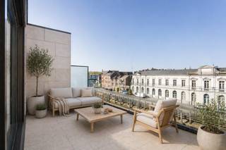 Op zoek naar een volledig afgewerkte hoogwaardige nieuwbouwwoning aan 6 % BTW*. Dan is dit een mooie opportuniteit <br /><br />Deze woning met een bewoonbaar opp. maar liefst 280 m2, in high-end architectuur zal voorzien worden van een eigen lift (rolstoeltoegankelijk) van het gelijkvloers tot op de derde verdieping. <br /><br />Op het gelijkvloers: de inkomhal (+ toilet), aan de straatzijde een lichtrijke ruimte, ideaal voor wie op zoek is naar een bureel of praktijkruimte voor vrij beroep, een (ingerichte) badkamer, berging en extra (slaap)kamer. Door de polyvalente inrichting biedt deze verdieping een opportuniteit voor wie o.a. gelijkvloers (rolstoeltoegankelijke) (groeps-)praktijkruimte, kantoorruimte..... zoekt.<br /><br />Op de 1e verdieping een open keuken + woonruimte van waaruit u toegang heeft tot het ruime terras <br />De twee verdieping omvat een zithoek , ruime slaapkamer, badkamer en afzonderlijk toilet. <br />Vanop de 3e verdieping heeft U vanuit de lichtrijke slaapkamer met dressing, douchekamer, .... toegang tot het terras. <br /><br />Aanpassingen in de indeling zijn nog mogelijk.<br />Vermelde prijs is afgewerkt volgens lastenboek, maar mogelijkheid om eigen materiaalkeuze nog te bepalen.<br />Dit met hoogwaardige en stijlvolle afwerking, detailfoto's hiervan zijn beschikbaar.<br /><br />Bezoek aan naastgelegen afgewerkte woning in dezelfde stijl en materiaalkeuze is mogelijk op aanvraag. <br /><br />Interesse in een bezoek of graag bijkomende info? <br />Contacteer Pieter Cardoen op 0475 361252. <br /><br />*Contacteer ons i.v.m. de voorwaarden.