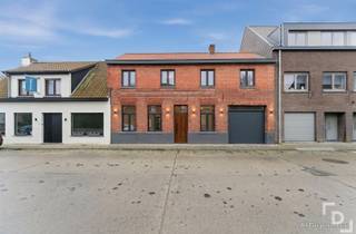 In de Moenaardestraat te Watou vinden deze ruime te renoveren woning met inpandige garage.De woning is slechts 150 meter gelegen van de markt van Watou, waardoor alle horeca en andere faciliteiten op wandelafstand zijn.Indeling:V-1: KelderGLV: Leefruimte - kamer - aparte keuken - badkamer voorzien van douche, wastafel en toilet - veranda - bergruimte - inpandige garageV+0.5: VautekamerV+1: Nachthal - 2 slaapkamers - zolderBuiten: Terras en tuinExtra's:* EPC: F* Wandelafstand van de markt* Inpandige garage* Kachels op stookolie* RenovatieverplichtingDit pand kan onderhevig zijn aan de renovatieverplichting die door de Vlaamse overheid wordt opgelegd voor residentiële gebouwen.Consulteer voor meer informatie de website van het Vlaams Energie- en Klimaatagentschap via https://www.vlaanderen.be/een-woning-kopen/renovatieverplichting-voor-residentiele-gebouwen-vanaf-2023.
