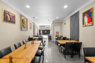 <p><strong>ALTRO VERKOOPT:</strong></p><p></p><p>Dit uitzonderlijke opbrengsteigendom in de levendige Wondelgemstraat te Gent biedt een unieke combinatie van een bloeiende horecazaak en een gezellig appartement. Een absolute buitenkans voor investeerders of ondernemers die wonen en werken willen combineren in een bruisende buurt!</p><p></p><p>Op het gelijkvloers bevindt zich de zeer goed draaiende pizzazaak. De handelsruimte werd in 2012 volledig vernieuwd en is uitgerust met hoogwaardige, moderne toestellen, een efficiënte inrichting en een overvloed aan werk- en opbergruimte.</p><p>Boven de zaak bevindt zich een comfortabel appartement met een onafhankelijke indeling. Het eerste verdiep beschikt over een prima uitgeruste keuken, badkamer en een verrassend ruime en gezellige living. Het tweede verdiep biedt plaats aan 2 volwaardige slaapkamers en op het derde verdiep bevindt zich nog een handige zolderruimte. Het appartement is momenteel verhuurd, maar kan mits opzeg ook perfect dienen voor eigen bewoning.</p><p></p><p>Ook op vlak van energie scoort dit pand uitstekend: de aanwezigheid van zonnepanelen zorgt voor een zeer gunstig EPC-label, wat een enorme troef is voor zowel de zaak als het woondeel.</p><p>Een unicum op een toplocatie in Gent met een gegarandeerd rendement en tal van mogelijkheden. Dit pand is beslist uw bezoek waard!</p><p></p><p><strong>Interesse?</strong> Maak snel uw afspraak: Leen De Clercq – Altro Vastgoed | 0478 69 84 34 | Leen@altrovastgoed.be</p>