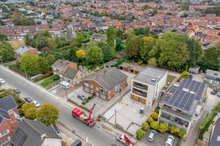 Ontwikkelingsmogelijkheden/Beleggingseigendom/Commercieel/Kantoren met woongelegenheid.<br /><br />Dit ruime rechthoekig perceel heeft een totale oppervlakte van 1.350 m² en geniet een bijzonder gunstige ligging aan het STERREBOS, in de onmiddellijke nabijheid van het AZ DELTA. <br /><br />Op het perceel bevindt zich een kleinschalig appartementsgebouw met vier energiezuinige verhuurde appartementen, vier garages, parkeergelegenheid en een tuin. <br /><br />De eigendom biedt ook tal van ontwikkelingsmogelijkheden. Zo kan het ook worden ingericht als kantoorruimte, schoonheidssalon e.d., of een andere commerciële uitbating, gecombineerd met een comfortabele woongelegenheid. Een ideale opportuniteit voor wie wonen en werken op één TOPLOCATIE wil combineren. <br />Dankzij de ruime parkeergelegenheid genieten bovendien zowel bewoners, klanten als bezoekers van een vlotte en gemakkelijke toegankelijkheid. <br /><br />Wenst u meer informatie of een bezoek aan deze eigendom, contacteer Angélique op 0484/74 25 68.