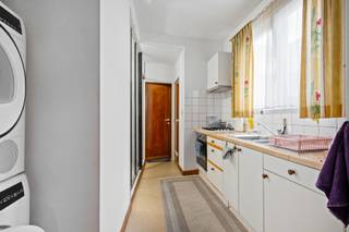 <p>Wil jij graag wonen op een locatie waar werkelijk alles binnen handbereik is? Dan ben je hier aan het juiste adres! In de directe omgeving vind je groene parken waaronder het Krugerpark, scholen, winkels én gezellige hotspots terug. Bovendien geniet je ook nog eens van een uitstekende verbinding met het openbaar vervoer, die je moeiteloos doorheen ’t Antwerpse vervoeren.</p>
<p>Je komt binnen in de lichtrijke leefruimte die toegang biedt tot een knus terrasje. Aangrenzend bevindt zich de keuken welke werd geïnstalleerd met een oven, kookvuur, dampkap, spoelbak en tal van opbergruimte. Verder beschikt deze unit nog over een slaapkamer van +/- 12 m² en een badkamer met een douche, lavabo in meubel en toilet. <br /><br /><strong>Mogelijkheid tot het aankopen</strong> van 1 of meerdere <strong>parkings</strong>!</p>
<p><strong>Momenteel verhuurd</strong> aan € 645,91 wat zorgt voor € 7.750,92 op jaarbasis. Dit resulteert in een <strong>mooi rendement van 5,50 %.</strong></p>
<p><strong>Technische gegevens: Elektriciteit is conform! </strong>Centrale verwarming op gas (individueel) via een condenserende ketel, voornamelijk dubbele beglazing in PVC, geïsoleerd dak.</p>
<strong>Stedenbouwkundige inlichtingen en bodemattest aanwezig. Asbestveilig (maar mogelijk niet asbestvrij) Bevindt zich niet in een risicozone voor overstromingen (P- en G-score D). Renovatieverplichting niet van toepassing.</strong>