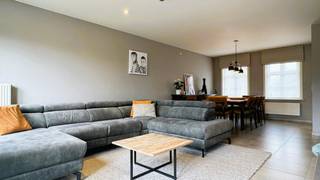 <p>Bent u op zoek naar een instapklare, smaakvol afgewerkte woning waar duurzaamheid, comfort en lichtinval centraal staan?</p><p>Deze prachtig afgewerkte thuis in Oostrozebeke biedt alles wat u zoekt. Gelegen in een rustige, residentiële omgeving, combineert dit vastgoed een vlotte bereikbaarheid met het comfort van een hoogwaardige woning.</p><p>Geniet u van een uitstekende ligging met scholen, openbaar vervoer, lokale handelszaken en sportfaciliteiten in de directe nabijheid.<br />Een perfecte uitvalsbasis voor wie houdt van een rustige woonomgeving, zonder in te boeten op een vlotte verbinding naar omliggende steden zoals Waregem, Tielt, Kortrijk en Roeselare.</p><p>De woning bestaat uit een inkomhal, toilet, afzonderlijke bureauruimte met maatkasten en vestiaire, een lichtrijke leefruimte met eet-en zithoek, een volledig geïnstalleerde keuken voorzien van alle moderne toestellen, een aansluitend praktische was-en bergplaats.<br />Op de eerste verdieping bevinden zich 3 ruime slaapkamers (waarvan 1 met maatkasten), een badkamer uitgerust met een douche, ligbad, dubbel lavabomeubel en een afzonderlijk toilet.<br />Via de tweede vaste trap bereikt u de volledig ingerichte zolder voorzien van maatkasten, met mogelijkheid te gebruiken als extra slaapkamers, bureau of hobbyruimte.<br />Mooi aangelegde tuin met terras in blauwsteen, lounge en tuinberging.<br />Extra uitweg met parkeergelegenheid (carport) voor 2 wagens.</p>