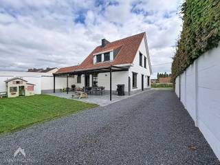 <p>Deze charmante woning combineert 3 volwaardige slaapkamers, een ruime tuin en een grote garage met heel wat praktische opbergruimte.</p>
<p>Via de inkomhal komt u rechtstreeks in de leefruimte. Aansluitend bevindt zich de geïnstalleerde keuken, met aansluitend een handige was- en bergruimte. Op het gelijkvloers vindt u eveneens de badkamer, uitgerust met een bad, wastafelmeubel en toilet.</p>
<p>Een van de grote troeven van de woning is zonder twijfel de ruime tuin, waar u op verschillende momenten van de dag van de zon kunt genieten. Achteraan het perceel bevindt zich bovendien een grote garage met extra opslagruimte op de verdieping.</p>
<p>Op de eerste verdieping zijn er drie volwaardige slaapkamers. Nog meer bergruimte nodig? Ook de zolder biedt bijkomende opslagmogelijkheden. Tot slot beschikt de woning over parkeergelegenheid voor 3 wagens aan de voorzijde.</p>
<p>Een praktische en charmante woning met heel wat mogelijkheden, zowel binnen als buiten!</p>
<p>Troeven:</p>
<ul>
<li>Energiezuinig</li>
<li>Rustige ligging</li>
<li>Veel parkeermogelijkheid</li>
<li>Grote tuin</li>
</ul>
<p>Bezoekweekend op 3 en 4 oktober maak hier uw afspraak: https://calendly.com/stefaniedumortier/30min</p>
<p>Deze woning is te koop ZONDER makelaar via het concept van Smart Houses! Wenst u verdere inlichtingen of een bezoek? Contacteer rechtstreeks de eigenaar via +32477322564 (liefst via whatsapp)</p>