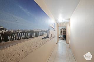 Dit appartement geniet van een<strong> </strong><strong>uitstekende</strong> en rustige <strong>ligging</strong>, <strong>vlakbij</strong> zowel het <strong>strand</strong>, het <strong>openbaar</strong> <strong>vervoer</strong> als het <strong>centrum</strong>.<br /><br />Via de <strong>ruime</strong> <strong>inkomhal</strong> komt u terecht in de <strong>lichtrijke</strong> <strong>leefruimte</strong> met een volledig <strong>geïnstalleerde</strong> <strong>open</strong> <strong>keuken</strong>. Via de leefruimte heeft u toegang tot het <strong>zongericht</strong> <strong>terras</strong>. Achteraan het appartement situeren zich <strong>twee</strong> <strong>ruime</strong> <strong>slaapkamers</strong>. De <strong>badkamer</strong> beschikt over een <strong>ruime</strong> <strong>inloopdouche</strong> en een dubbele lavabo. Tevens is er een ruime <strong>berging</strong> met de <strong>mogelijkheid</strong> tot het <strong>aansluiten</strong> van een <strong>wasmachine</strong>. Het appartement is voorzien van <strong>airco</strong>.<br /><br />Het appartement is gelegen op de <strong>tweede</strong> <strong>verdieping</strong> van een rustig complex en is vlot bereikbaar met de <strong>lift</strong>. Daarnaast is er een <strong>gemeenschappelijke</strong> <strong>fietsenberging</strong> beschikbaar. Een ruime <strong>staanplaats</strong> is <strong>inbegrepen</strong> in de <strong>prijs</strong>. Het appartement wordt verkocht onder het systeem van <strong>erfpacht</strong>, waarbij de jaarlijkse erfpachtvergoeding <strong>fiscaal</strong> <strong>aftrekbaar</strong> is en kan worden ingebracht in de belastingen.