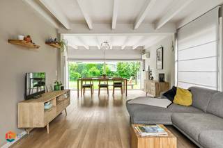 <p>Op een rustige en aangename locatie in Keerbergen bevindt zich deze verzorgde woning uit 1985 op een ruim perceel van 700 m². Met een bewoonbare oppervlakte van 145 m², een ruime tuin en een praktische indeling biedt deze woning comfortabel wonen in een groene omgeving.<br /><br />We betreden de woning via de inkomhal met gastentoilet. De leefruimte vormt het hart van de woning en omvat een gezellige woonkamer en eetplaats. Aansluitend bevindt zich de moderne keuken, vernieuwd in 2023 en uitgerust met kwalitatieve toestellen, waaronder een ingebouwd koffieapparaat. Vanuit de keuken is er toegang tot de praktische berging en de polyvalente ruimte. Deze extra ruimte biedt tal van mogelijkheden en kan ingericht worden als hobbykamer, bureau, vierde slaapkamer of ruimte voor een zelfstandig bijberoep.<br /><br />Via de nachthal bereiken we de drie slaapkamers en de badkamer. De badkamer is uitgerust met een inloopdouche, dubbele lavabo en toilet. De master bedroom beschikt bovendien over airconditioning, net als de leefruimte, wat zorgt voor extra comfort tijdens warme dagen.<br /><br />De woning beschikt over nieuwe ramen, geplaatst in 2021, en een conforme elektrische installatie. Achteraan geniet u van een ruime, zuidoostgerichte tuin met een aangenaam terras, ideaal om in alle rust van de buitenruimte te genieten.<br /><br />Bent u op zoek naar een verzorgde woning met drie slaapkamers, een polyvalente ruimte en een ruime tuin op een rustige locatie in Keerbergen? Contacteer ons via 0473/27 88 57 of neem een kijkje op www.boonstravastgoed.be.<br />Bijzonderheden:<br /><br />• Conforme elektrische installatie<br />• Ruime ZO-gerichte tuin met terras<br />• 3 slaapkamers + polyvalente ruimte</p>