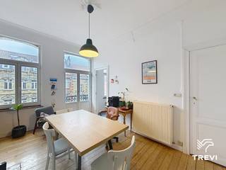 <p><strong>SINT-GILLIS: Dicht bij het Park van Vorst en het gemeenteplein van Sint-Gillis, bevindt zich dit mooie appartement met één slaapkamer van ±87m² op de 3e verdieping van een gebouw met lift. Het appartement bestaat uit een woonkamer van ±17m², een eetkamer van ±17m² met een berging en een balkon op het zuidwesten, een ingerichte keuken (oven, gaskookplaat, dampkap en aansluiting voor een vaatwasser), een slaapkamer van ±13m² en een badkamer met toilet. Lasten: 90€/maand Inclusief de gemeenschappelijke delen, koud water en afstand-van-verhaalverzekering. EPC: D-. Beschikbaar vanaf 01/12/2026.</strong></p>
<p><u>Gelegen op de 3e verdieping met lift:</u></p>
<ul>
<li>Woonkamer: ±17m²</li>
<li>Eetkamer: ±17m² met berging en balkon op het zuidwesten</li>
<li>Ingerichte keuken (oven, gaskookplaat, dampkap en aansluiting voor een vaatwasser)</li>
<li>Slaapkamer: ±13m²</li>
<li>Badkamer met toilet</li>
</ul>