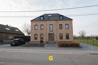 GELIEVE UITSLUITEND TE REAGEREN VIA MIJN HUURDERSPROFIEL: LINK https://immogoffin.mijnhuurprofiel.be/property/676416ef-2b64-4fda-a982-eb6430029e9e<br /><br />Dit knap afgewerkt gelijkvloersappartement met een netto bewoonbare oppervlakte van 84,82 m² (volgens plan) is gelegen in een kleinschalige residentie langs de Groenstraat, ter hoogte van nummer 76.<br /><br />Op een tweetal minuutjes rijden bevindt zich het centrum van Hoeselt, terwijl men na een vijftal minuutjes al in het centrum van Bilzen staat. De oprit van de E313 ligt op slechts een tweetal kilometer, waardoor ook omliggende steden zoals Hasselt en Tongeren vlot bereikbaar zijn.<br /><br />Deze stijlvolle residentie met aantrekkelijke gevel werd gebouwd in 2021 en omvat slechts vier appartementen, waardoor het hier aangenaam en rustig wonen is. Bij de oprichting werd veel aandacht besteed aan kwaliteit en energiezuinigheid. Zo wordt op heden een EPC voorgelegd met een gunstige scoren van slechts 58 kWh/m² pj. – label A.<br /><br />INDELING / OMSCHRIJVING<br />-Inkomhal met gastentoilet<br />-Twee slaapkamers<br />-Verzorgde badkamer met douche, badkamermeubel en voldoende bergruimte<br />-Ruime en lichtrijke leefruimte<br />-Knap afgewerkte open keuken, voorzien van combi-oven, koelkast, diepvries, vaatwasser, kookplaat en groot kookeiland<br />-Praktische berging met voorzieningen voor wasplaats en CV<br />-Vanuit de keuken rechtstreekse toegang tot het ruime terras en het onderhoudsvriendelijke, afgesloten tuintje<br /><br />BUITEN<br />Bij het appartement hoort een carport met daarachter een ruime, afsluitbare berging met meer dan voldoende plaats voor het stallen van fietsen en andere materialen. Achteraan is bijkomend nog een tweede autostandplaats voorzien, handig voor bezoek of een tweede wagen. <br /><br />Het appartement is volledig voorzien van lichtarmaturen en raamdecoratie, zodat de geschikte nieuwe huurder hier zich snel zal thuis voelen zonder deze kosten te nog te moeten maken. <br /><br />Dit knap en zeer degelijk afgewerkte appartement kan een bijzonder interessant aanbod zijn voor wie op zoek is naar een degelijk appartement met een ruim terras en onderhoudsvriendelijk tuintje, op een aangename ligging in een gemoedelijke gemeente zoals Hoeselt, met alle dagelijkse voorzieningen vlakbij en een vlotte verbinding naar Bilzen, Hasselt en Tongeren.<br /><br />EPC: 58 kWh/m² p.j. – label A<br /><br />MOGELIJK VRIJ VANAF 1/11/2026 – GEEN GEMEENSCHAPPELIJKE ONKOSTEN!<br /><br />https://www.instagram.com/immo_goffin/