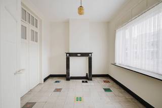 <strong>Ligging</strong><br /><br />Rustig gelegen in de Brouwerijstraat te Kruishoutem, geniet deze woning van een vlotte bereikbaarheid en een centrale ligging op <strong>wandelafstand van het centrum</strong>.<br /><br /><strong>Indeling<br /><br /></strong>De woning omvat een uitnodigende inkomhal met gastentoilet, een sfeervolle woonkamer met gashaard, een praktische keuken met toegang tot de buitenruimte en een afzonderlijke eetruimte met gezellige zithoek. Een bergruimte vervolledigt het gelijkvloers. De bovenverdieping beschikt over drie slaapkamers en een badkamer met lavabo en ligbad.<br /><br /><strong>Troeven<br /><br /></strong>* Rustige en residentiële ligging<br />* Privatieve parking<br />* <strong>Ruime, diepe tuin met prachtig open uitzicht<br /></strong>* Mogelijkheid tot een <strong>vierde slaapkamer</strong> op de zolderverdieping<br /><br />Voor inlichtingen en/of bezoek, bel Guillaume Delbecque <strong>0472 25 70 76<br /><br /></strong>EPC-label F – renovatieverplichting: de koper is verplicht de woning binnen 6 jaar na aankoop te renoveren tot minimaal EPC-label D.<strong><br /></strong>
