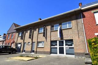 Gelegen hartje-Gullegem, biedt dit multifunctionele pand een uitstekende gelegenheid voor ondernemers. Dankzij de gunstige locatie, met vlotte bereikbaarheid en 5-tal parkeerplaatsen voor de deur, is dit pand een ideale keuze voor elke commerciële activiteit die visibiliteit en comfort vereist!<br />FIT4FUN, een gekend begrip in de streek.<br />Preview met deze sfeervideo: https://youtube.com/shorts/LTfekioT1nM?feature=share<br />EPC D-labels en dus geen renovatieverplichting!<br /><br />Indeling als volgt:<br />Klanten worden ontvangen in een fraai onthaal, dat tevens een volledig geïnstalleerde bar en relaxruimte bevat. Gezellige open indeling, 62,3 m² genieten!<br /><br />Fitnessruimte op het gelijkvloers van maar liefst 244 m², aangevuld met een bovengedeelte van 66,5 m². De fitness is op heden volledig uitgerust en toestellen/inboedel kan worden overgenomen, waardoor jouw zaak direct kan worden opgestart!<br /><br />Het pand beschikt over aparte kleedkamers voor mannen en vrouwen, elk 35 m² groot. Beide uitgerust met douchecabines voor extra comfort en privacy.<br />Verder zijn er ook nog aparte toiletten en lockers.<br /><br />Bureauruimte / polyvalente ruimte (tot op heden beautysalon), aangevuld met een handige stockageplaats. Deze ruimtes maken het pand uitermate flexibel en geschikt voor diverse activiteiten.<br />De inpandige garage biedt extra opslagruimte of plaats voor 1 auto.<br /><br />Verzorgde tuin met extra potentieel!<br /><br />Boven het commerciële gedeelte bevindt zich een charmant duplex-appartement, mét een aparte ingang.<br /><br />Indeling als volgt:<br />Ruime leefruimte met zicht op de Grote Ieperstraat en een aanpalende geïnstalleerde keuken met ontbijthoek. Onderhoudsvriendelijk terras met groenzicht.<br />Op de verdieping zijn er 2 volwaardige slaapkamers. De badkamer is voorzien van ligbad, dubbele lavabo en een geïntegreerde wasplaats. Apart toilet en een handige berging.<br /><br />Bent u op zoek naar een commercieel pand met bijhorende woonst / investering? Aarzel niet om een bezoek te plannen en ontdek het potentieel van deze unieke eigendom in Gullegem!<br /><br />Onze ref. DEV4745