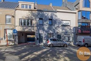 KIJKDAG ZO. 23 NOVEMBER VAN 10u TOT 12u (OP AFSPRAAK!!)<br /><br />AALST- INSTAPKLARE GEZINSWONING MET TERRAS EN GARAGE<br />Deze woning is gelegen nabij de watertoren, stadspark, centrum, winkels en scholen.<br />Op het gelijkvloers heb je een grote leefruimte, ingerichte keuken, aparte wasplaats met toilet en berging. Vanuit de keuken is er toegang tot het terras en de garage.<br /><br />Op het verdiep is er een grote slaapkamer en badkamer met bad, lavabo en nieuwe douche.<br />Op de zolderverdieping zijn er nog eens twee ruime slaapkamers.<br /><br />Deze woning heeft CV op gas, geen renovatieplicht en dubbele beglazing. Mits paar kleine werken zal elektriciteit snel conform zijn.<br /><br />Interesse? Kom dan zeker naar onze kijkdag en bel 053/60.65.60<br /><br />De vermelde prijs is een richtprijs. Na ontvangst van de biedingen zal de verkoper beslissen of hij/zij de eigendom verkoopt aan het beste bod. De richtprijs is aldus niet bindend voor de verkoper. Voor meer info kunt u ons contacteren of het reglement raadplegen op onze website.