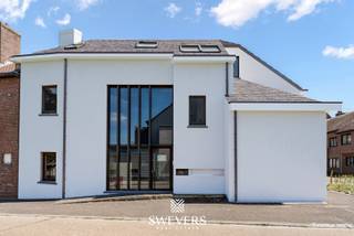 Voor meer info en foto’s, surf naar www.swevers.be – Op een centrale zichtlocatie in het hart van Beringen vinden we deze veelzijdige kantoorruimte. Het handelspand aan de Burgemeester Geyskensstraat 1 werd gebouwd in 1989 en biedt een instapklare oplossing voor uiteenlopende dienstverlenende beroepen zoals artsen, advocaten of creatieve bureaus. De indeling omvat zes aparte bureauruimtes, een vergaderzaal, twee keukens en een badkamer. Dankzij deze opdeling is het pand bijzonder functioneel en comfortabel ingericht. In 2010 werden de ramen vernieuwd en airco-installatie zorgt voor een aangenaam binnenklimaat. Ondergronds beschikt het gebouw over een ruime kelder van 123,54 m² – ideaal voor archief, voorraad of apparatuur. Met winkels, restaurants en Be-MINE op wandelafstand én een bushalte op 400 meter is de ligging bijzonder gunstig. Bovendien ligt de oprit naar de autosnelweg op slechts 4 km. Voor meer informatie, bel 011 255 155. Bron bewoonbare oppervlakte: EPC – verslag