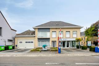 Veelzijdig (opbrengst)eigendom met ruime woning, handelspand en magazijn in hartje Kallo<br /><br />Op zoek naar een veelzijdige vastgoedopportuniteit met tal van mogelijkheden? Dit uitzonderlijke eigendom, centraal gelegen in Kallo, combineert een ruime gerenoveerde gezinswoning, een commerciële handelsruimte met uitstekende visibiliteit en een magazijn met verhuurpotentieel. Ideaal voor ondernemers, investeerders of wie wonen en werken wil combineren.<br /><br />De woning<br /><br />De ruime woning werd gerenoveerd in 2009-2010 en biedt alle comfort. De lichtrijke leefruimte sluit aan op een open, ingerichte keuken. Verder zijn er een bijkeuken, wasplaats en gastentoilet. Het privatieve, ommuurde terras vormt de ideale plek om in alle rust te genieten. Op de eerste verdieping bevinden zich vier slaapkamers en twee badkamers. Extra bergruimte vindt u in de zolder en de kelder. Vloerverwarming en aluminium ramen met dubbele beglazing vervolledigen het wooncomfort.<br /><br />Het handelspand<br /><br />Gelegen op een strategisch kruispunt van de belangrijkste straten van Kallo geniet de handelsruimte van een uitstekende zichtbaarheid en een ruime natuurlijke lichtinval dankzij de vele raampartijen. De nabijheid van de sterk groeiende Waaslandhaven geeft extra potentieel. Het gelijkvloers omvat een polyvalente winkelruimte met keukenhoek en toilet. De verdieping biedt extra mogelijkheden voor burelen of opslag. De ruimte beschikt over een inbraakalarm, conforme elektrische installatie en verwarming via radiatoren en een warmtepomp.<br /><br />Het magazijn<br /><br />Het magazijn combineert een privégarage met een handelsruimte die sinds 2014 gedeeltelijk verhuurd is aan een fietsenhersteller. De ruime bergzolder is bereikbaar vanuit de garage. Op de oprit is plaats voor drie à vier wagens en er is een laadpaal aanwezig.<br /><br />Strategische ligging<br /><br />Dankzij de vlotte verbinding met de E34 en de Waaslandhaven, het openbaar vervoer vlakbij en de nabijheid van scholen geniet dit eigendom van een uitstekende bereikbaarheid.<br /><br />Een unieke kans om wonen, ondernemen en investeren te combineren op één veelzijdige locatie! <br /><br />Neem snel contact op via dewaele.com als u een bezoek wenst aan dit eigendom dat te koop wordt aangeboden in Kallo / Beveren.<br /><br />Bestuursmaatregelen in het maatregelenregister: in aanvraag
